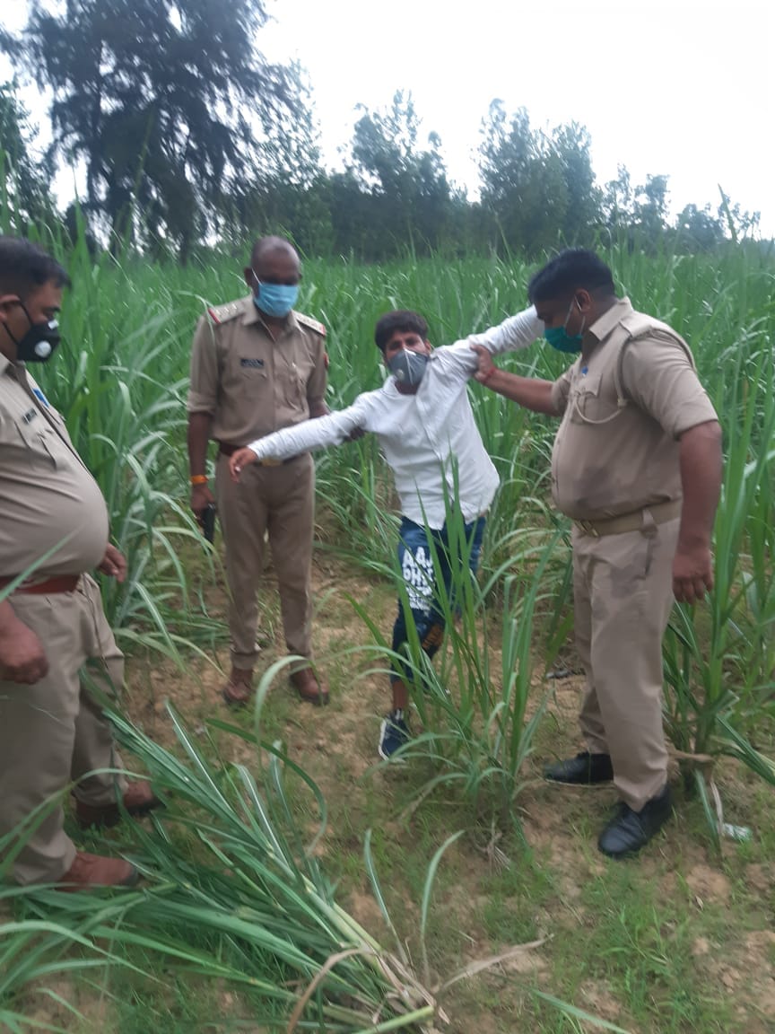 बेहट क्षेत्र में गोली लगने से घायल बदमाश को उठाती पुलिस। बेहट क्षेत्र में गोली लगने से घायल बदमाश को उठाती पुलिस।