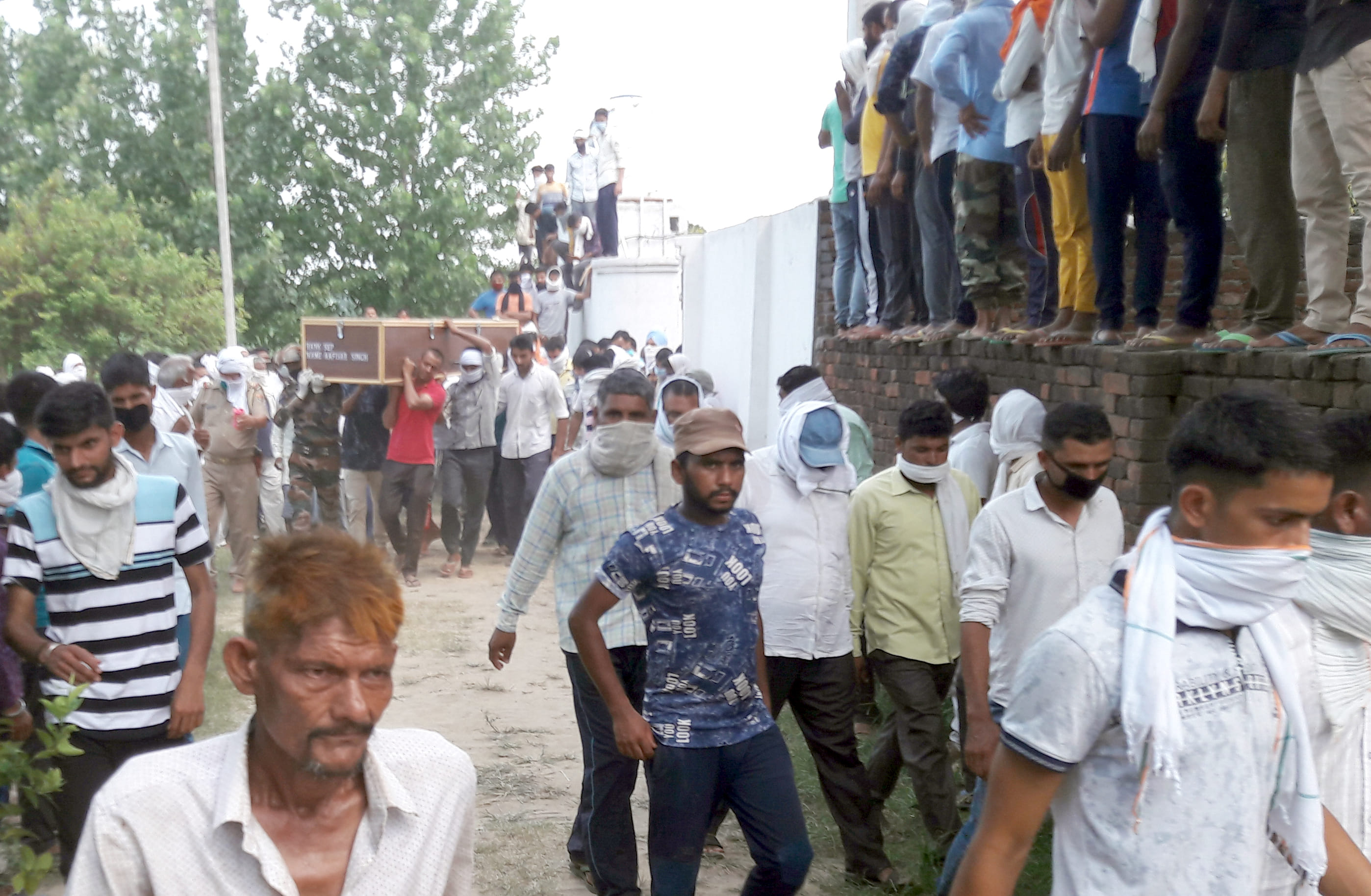 चांदपुर क्षेत्र के गांव बकैना में सैनिक की शव यात्रा में उमड़ी भीड़। चांदपुर क्षेत्र के गांव बकैना में सैनिक की शव यात्रा में उमड़ी भीड़।