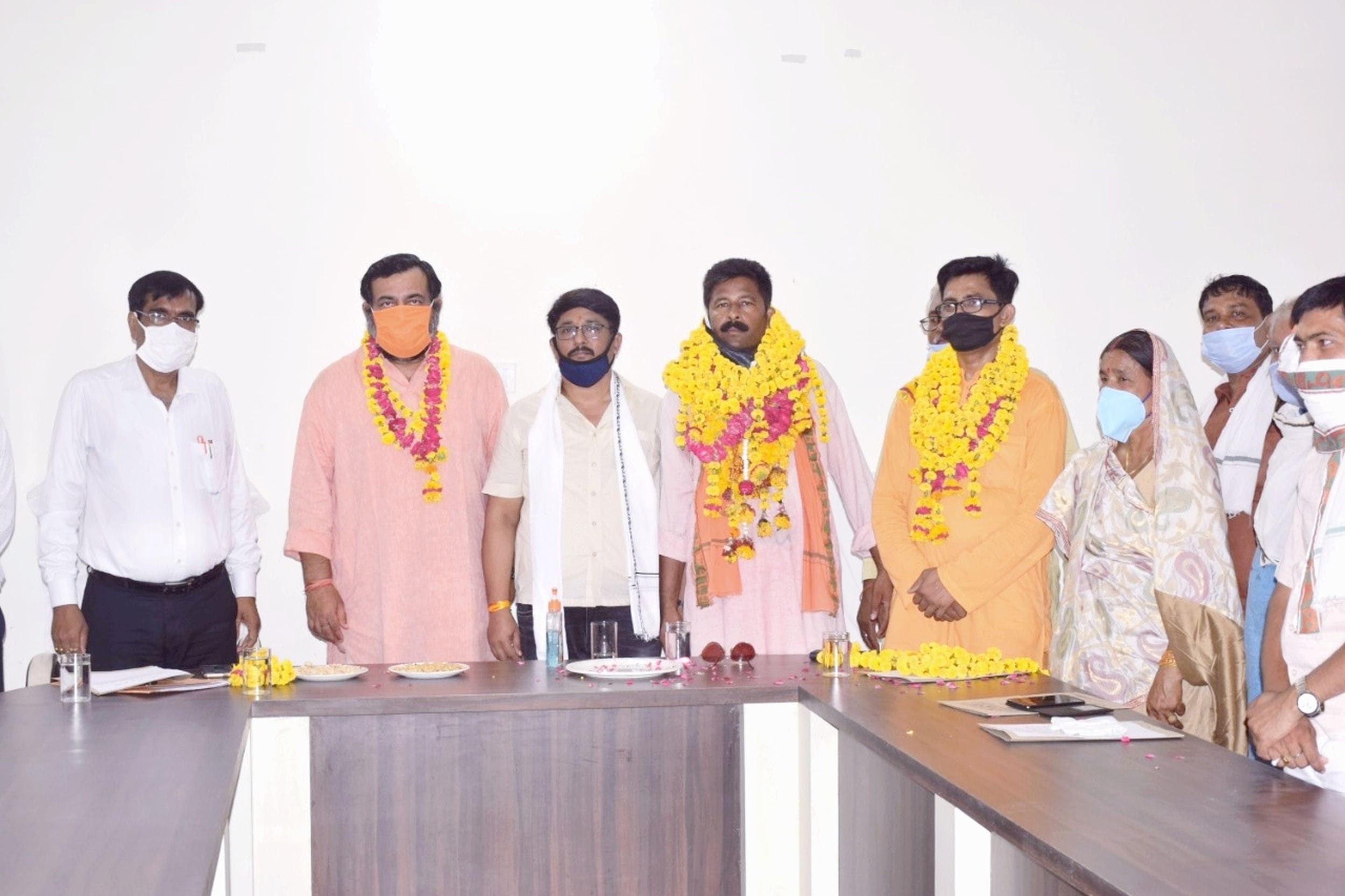 बहुआ में शपथ के बाद नामित सभा के साथ खड़े सदर विधायक, चेयरमैन एवं एसडीएम