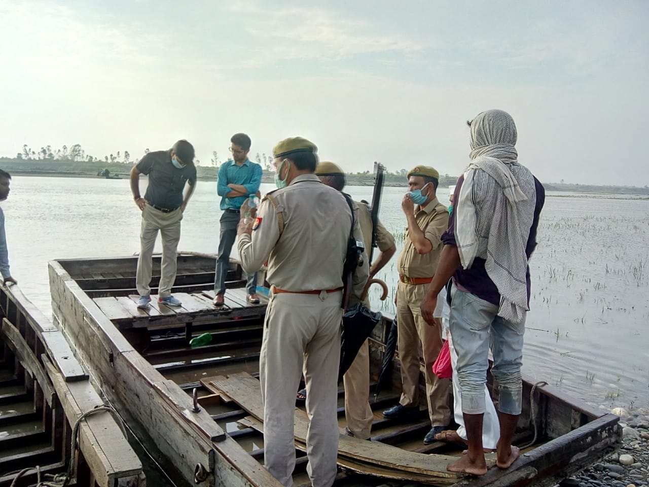 साढौली कदीम क्षेत्र में नाव पर बैठ कर यमुना पार जाते डीएम अखिलेश सिंह साढौली कदीम क्षेत्र में नाव पर बैठ कर यमुना पार जाते डीएम अखिलेश सिंह