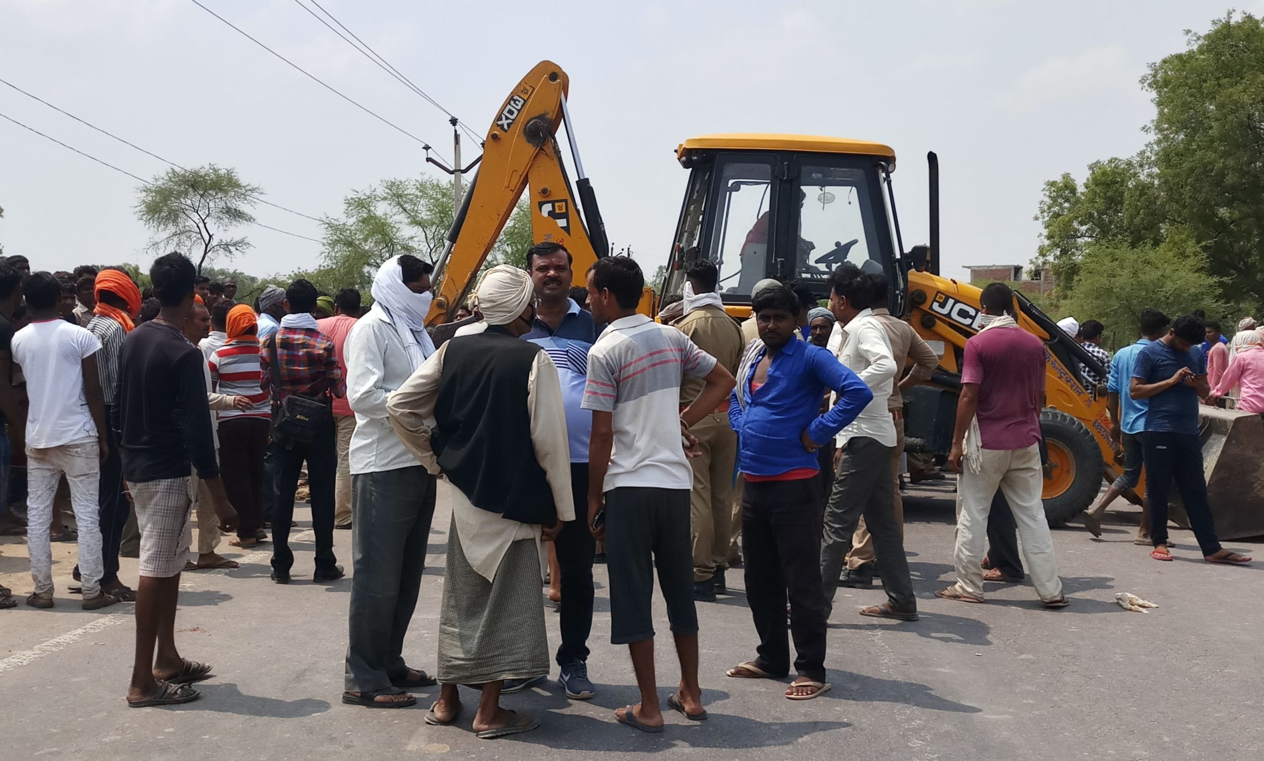 घटना स्थल पर जेसीबी लेकर जाम लगाए ग्रामीण