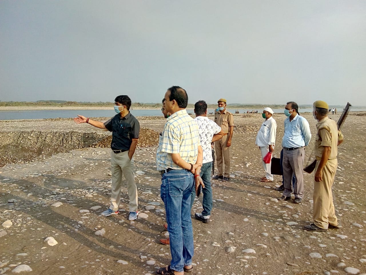 साढौली कदीम क्षेत्र में यमुना में खनन की जांच को पहुंचे डीएम अखिलेश सिंह साढौली कदीम क्षेत्र में यमुना में खनन की जांच को पहुंचे डीएम अखिलेश सिंह