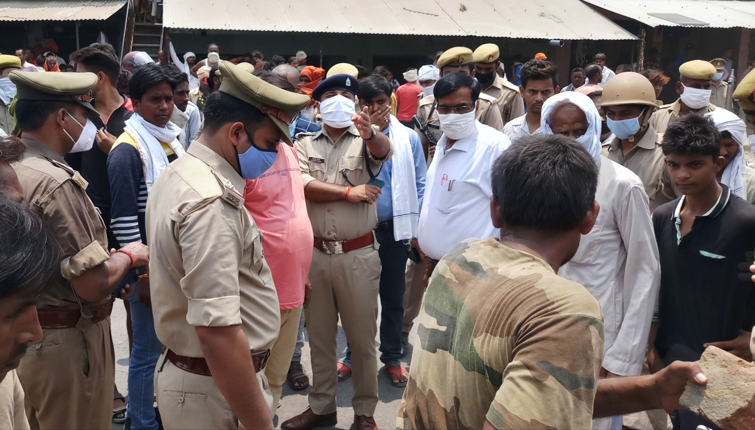 घटना स्थल पर मौजूद एसडीएम व सीओ
