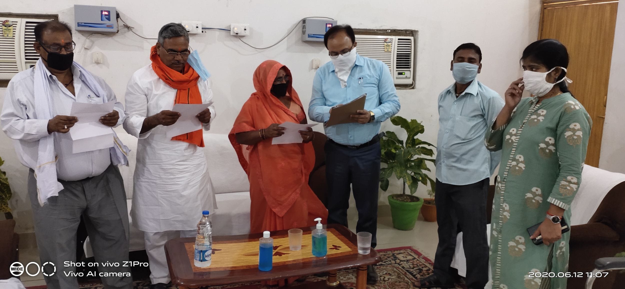 हथगाम में नामित सभासदों को शपथ दिलाते एसडीएम