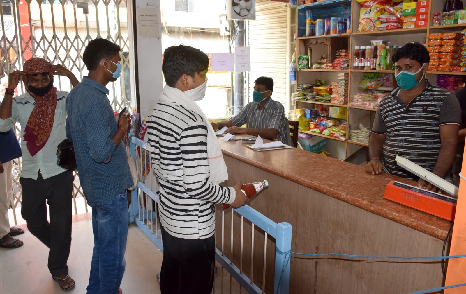 शहर के गल्ला मंडी में केराने की दुकान में खरिदारी करते ग्राहक। शहर के गल्ला मंडी में केराने की दुकान में खरिदारी करते ग्राहक।