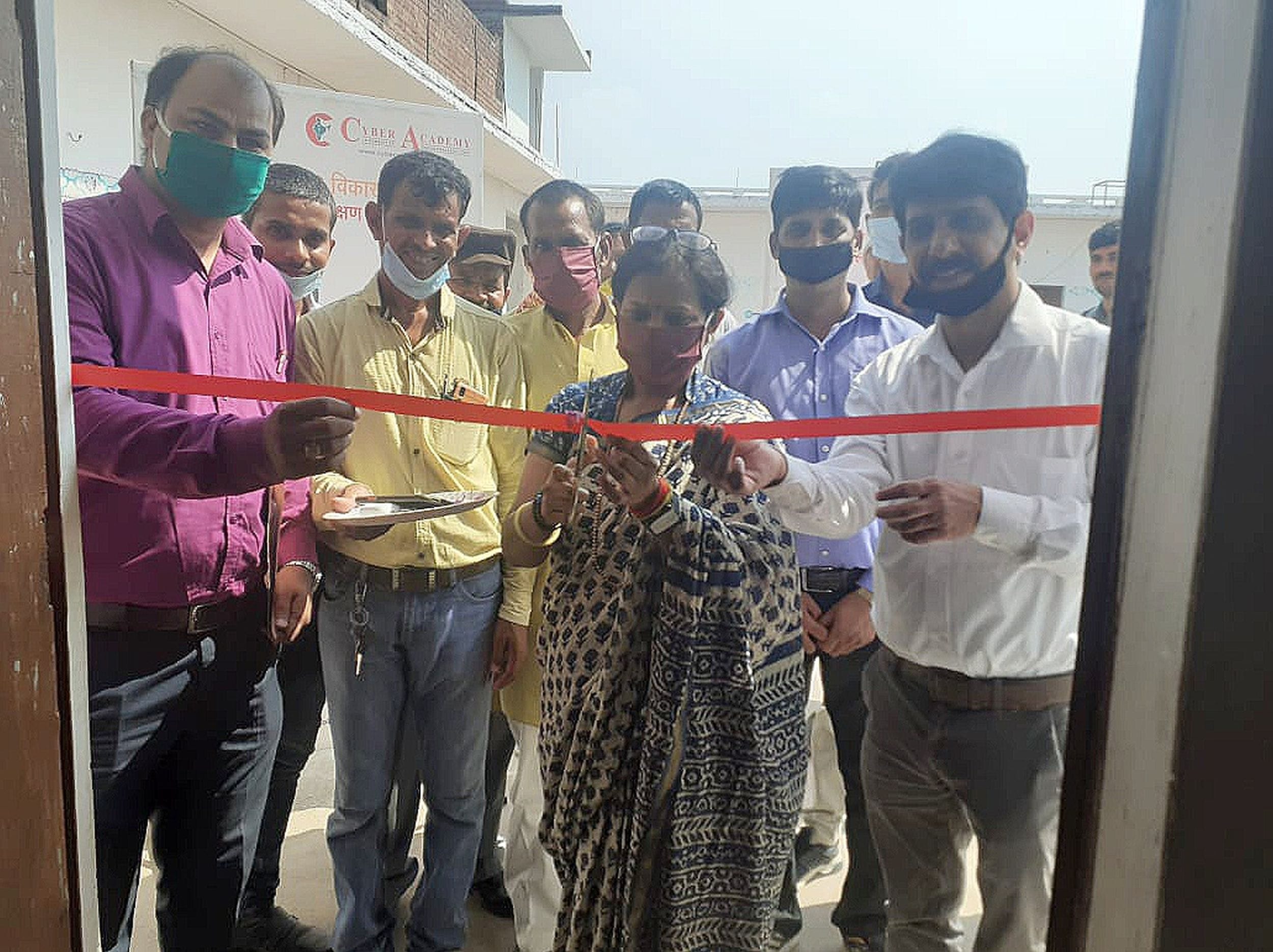 फीता काट कर उद्घाटन करती विद्यालय की प्रबंधिका सुशीला सिंह फीता काट कर उद्घाटन करती विद्यालय की प्रबंधिका सुशीला सिंह