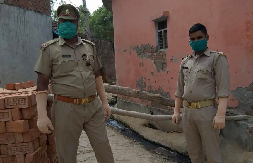 फोटो-28- उमरताली में बैरीकेटिंग के बाद तैनात पुलिस। संवाद फोटो-28- उमरताली में बैरीकेटिंग के बाद तैनात पुलिस। संवाद