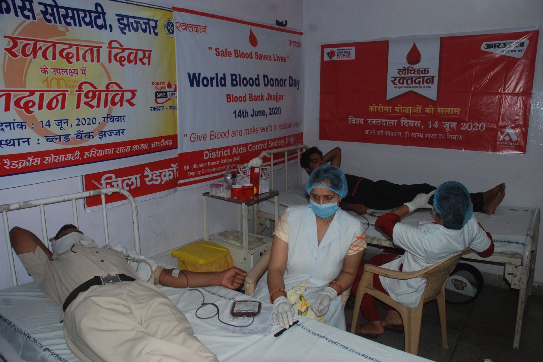 विश्व रक्तादान दिवस पर रक्तदान करते रक्तदाता।