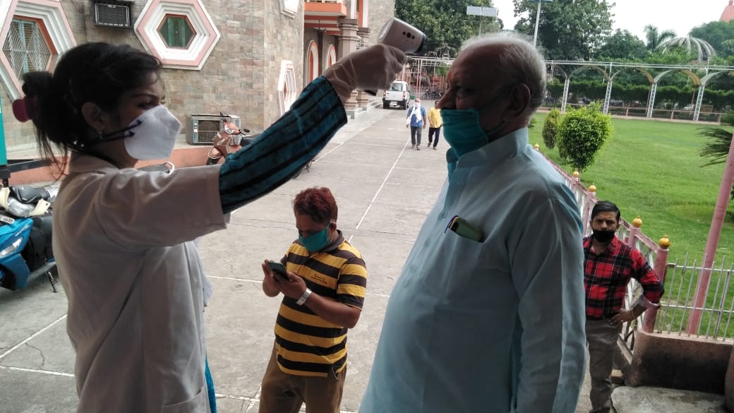 रक्तदान शिविर में पहुंचे व्यापार संघ अध्यक्ष की थर्मल स्क्रीनिंग करती टीम रक्तदान शिविर में पहुंचे व्यापार संघ अध्यक्ष की थर्मल स्क्रीनिंग करती टीम