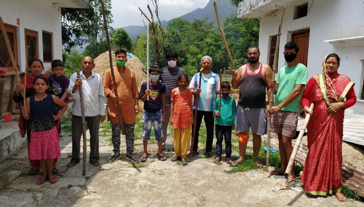 चौखुटिया अन्तर्गत फुलई के पांडेपुरी में लाठी डंडे लेकर खड़े सांड के आतंक से परेशान लोग। 