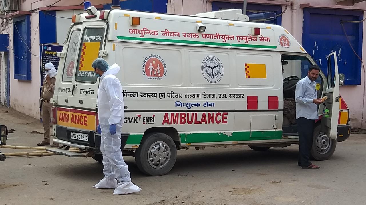 सीएचसी के बाहर खड़ी एंबुलेंस। सीएचसी के बाहर खड़ी एंबुलेंस।