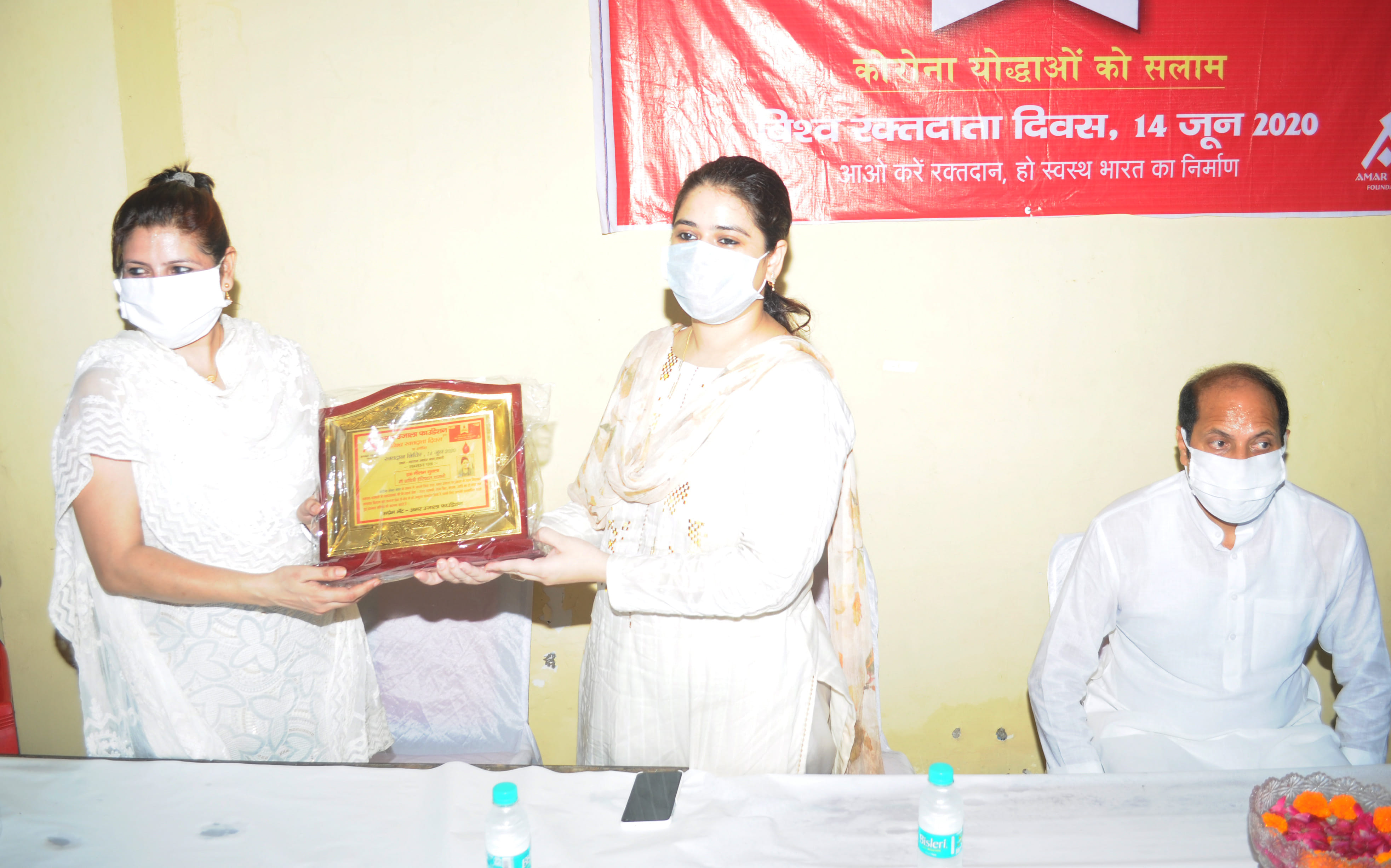 ामली हनुमान धाम पर अमर उजाला फाउंडेशन द्वरा रक्तदान शिविर में डॉक्टर नीलम शुक्ला को सम्मानित कर ामली हनुमान धाम पर अमर उजाला फाउंडेशन द्वरा रक्तदान शिविर में डॉक्टर नीलम शुक्ला को सम्मानित कर