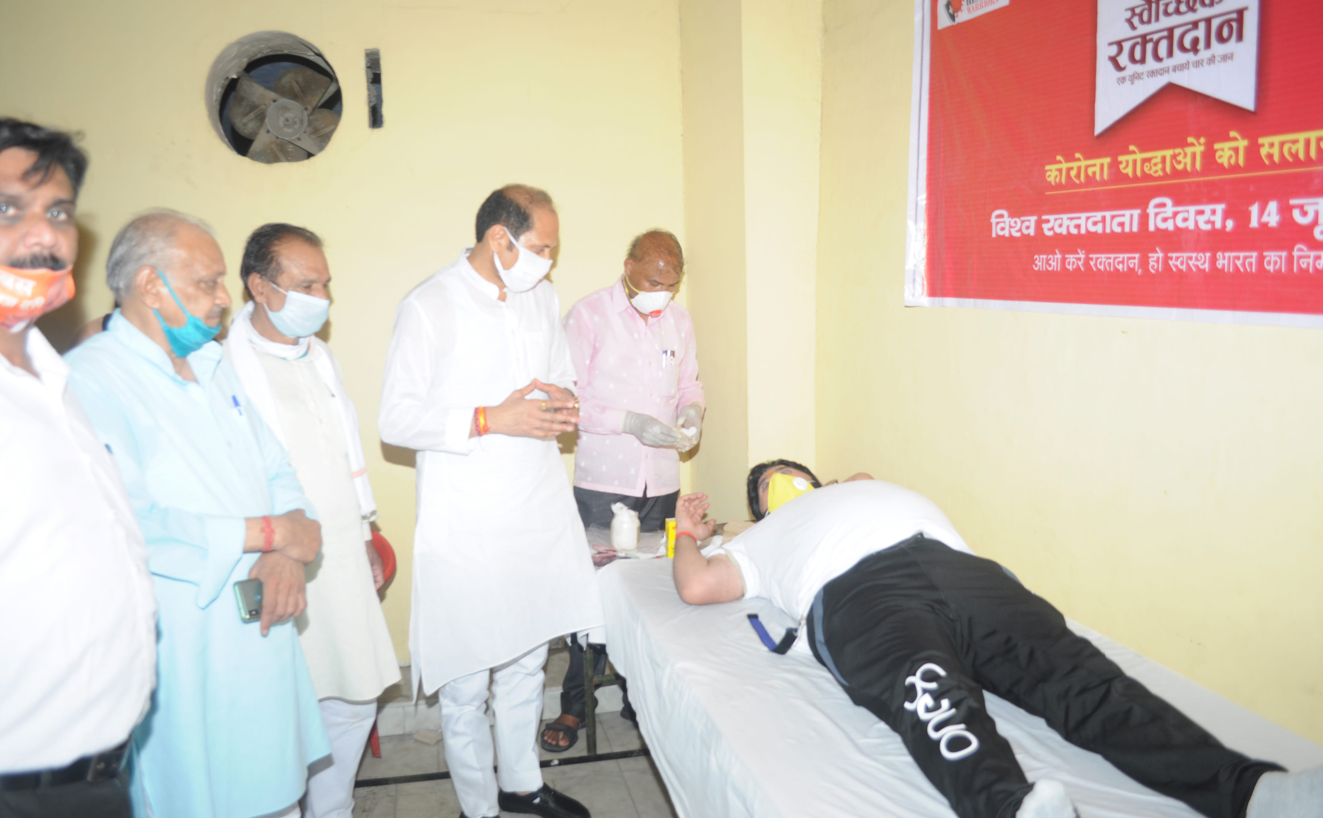 शामली में हनुमान धाम पर अमर उजाला फाउंडेशन द्वरा रक्तदान शिविर में रक्तदान कर्ता से वार्ता करते ? शामली में हनुमान धाम पर अमर उजाला फाउंडेशन द्वरा रक्तदान शिविर में रक्तदान कर्ता से वार्ता करते ?