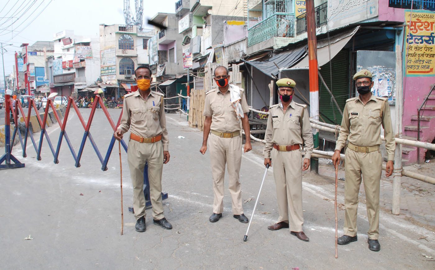 शामली सुभाष चौक पर बनाया गया हॉटस्पॉट पर तैनात पुलिसकर्मी शामली सुभाष चौक पर बनाया गया हॉटस्पॉट पर तैनात पुलिसकर्मी