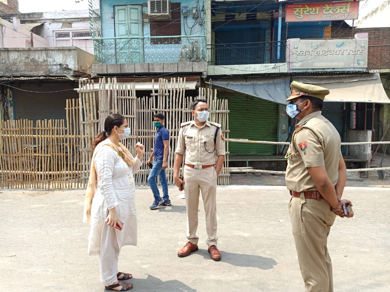 शामली सुभाष चौक पर स्थित हॉटस्पॉट सेंटर का निरीक्षण करती डीएम जसजीत कौर वह एसपी विनीत जयसवाल शामली सुभाष चौक पर स्थित हॉटस्पॉट सेंटर का निरीक्षण करती डीएम जसजीत कौर वह एसपी विनीत जयसवाल
