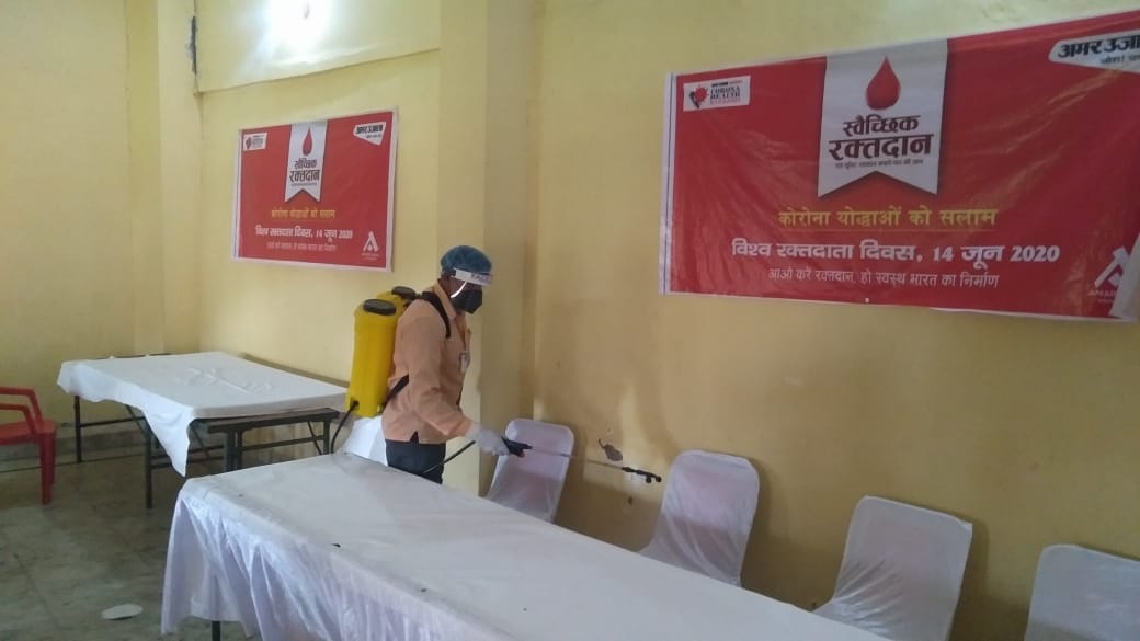 रक्तदान से पूर्व परिसर स्थल को सेनीटाइज करता स्वास्थ्य कर्मी रक्तदान से पूर्व परिसर स्थल को सेनीटाइज करता स्वास्थ्य कर्मी