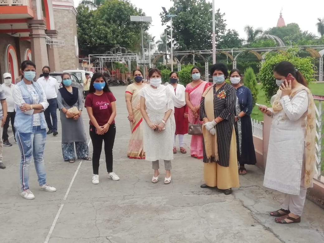 शामली में रक्तदान शिविर में जिलाधिकारी शामली जसजीत कौर के साथ अपराजिता टीम शामली में रक्तदान शिविर में जिलाधिकारी शामली जसजीत कौर के साथ अपराजिता टीम