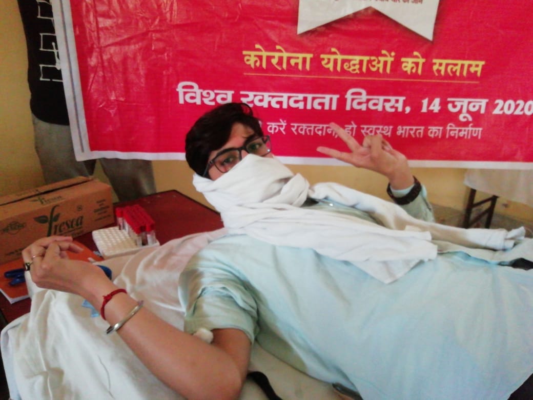 शामली में रक्तदान करती नेशनल शूटर रिचा मालिक शामली में रक्तदान करती नेशनल शूटर रिचा मालिक