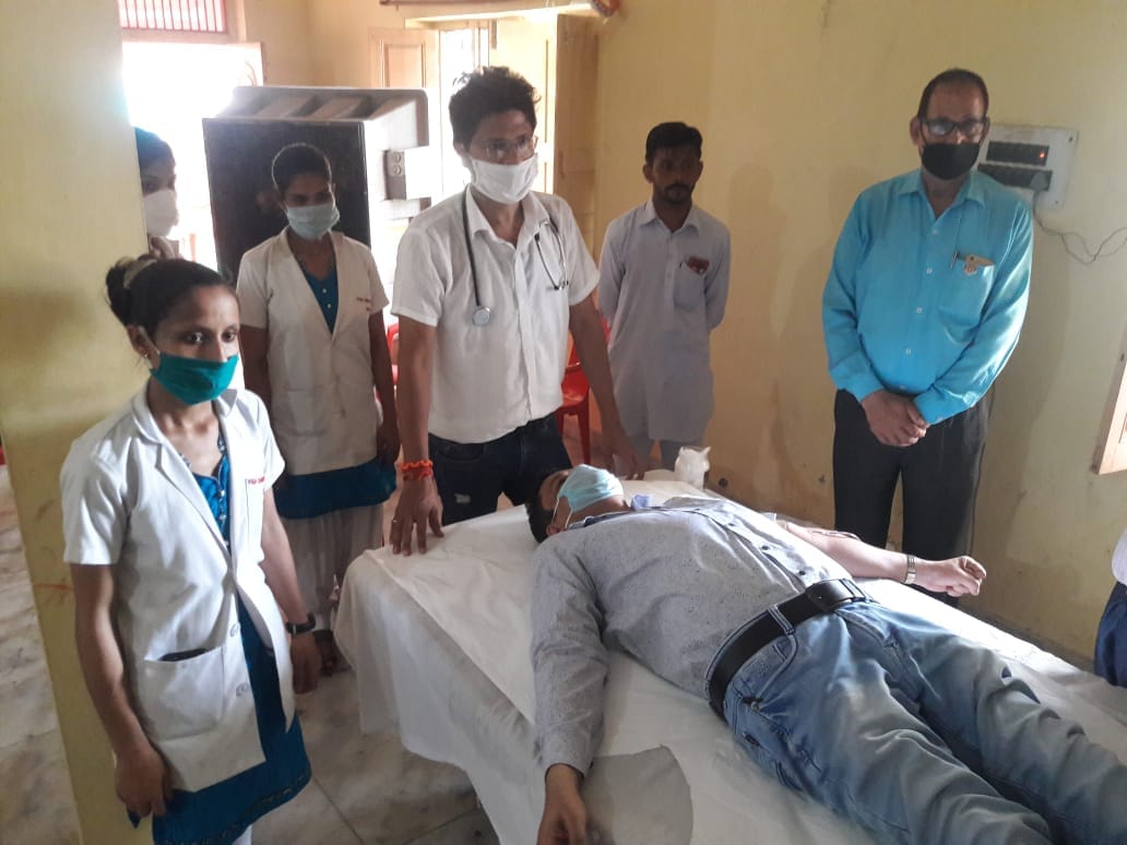 शामली दान शिविर में रक्तदान करते राष्ट्रीय सेवा योजना कार्यक्रम के जिला कोऑर्डिनेटर शामली दान शिविर में रक्तदान करते राष्ट्रीय सेवा योजना कार्यक्रम के जिला कोऑर्डिनेटर