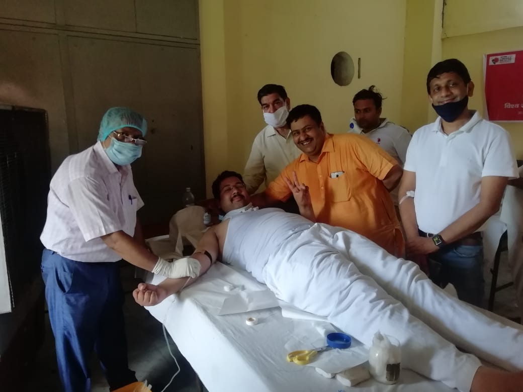 शामली में रक्तदान करते उद्यमी और उनका मनोबल बढ़ाते उनके साथी शामली में रक्तदान करते उद्यमी और उनका मनोबल बढ़ाते उनके साथी