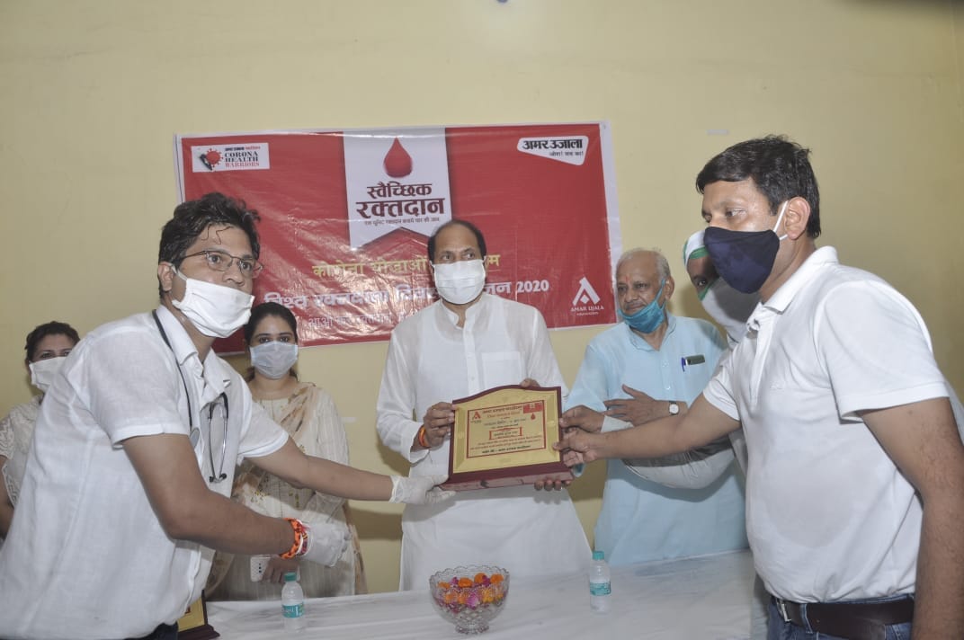 प्रदेश के गन्ना मंत्री को सम्मानित करते शहर के गणमान्य लोग प्रदेश के गन्ना मंत्री को सम्मानित करते शहर के गणमान्य लोग
