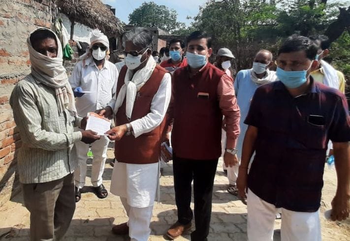 फोटो-24- टोडरपुर में परिवार संपर्क अभियान के दौरान पत्रक देते सांसद डा. अशोक वाजपेई। संवाद