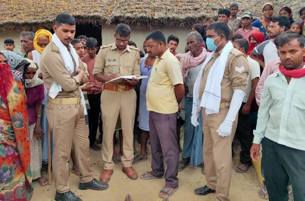 फोटो-4- घटनास्थल पर मृतक के परिजनों से जानकारी लेती पुलिस। संवाद