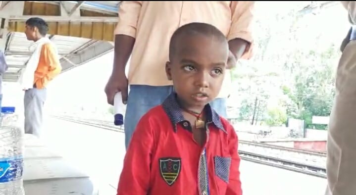 पटरियो के आस पास घूमता मासूम बच्चा । पटरियो के आस पास घूमता मासूम बच्चा ।