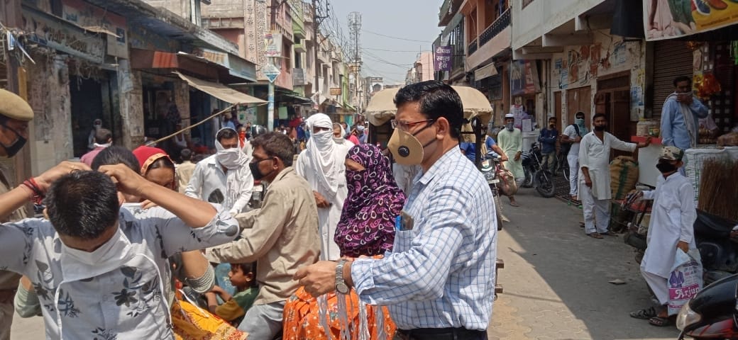 कैराना के बाजारो में निशुल्क मास्क वितरित करते एसडीएम देवेन्द्र सिंह कैराना के बाजारो में निशुल्क मास्क वितरित करते एसडीएम देवेन्द्र सिंह