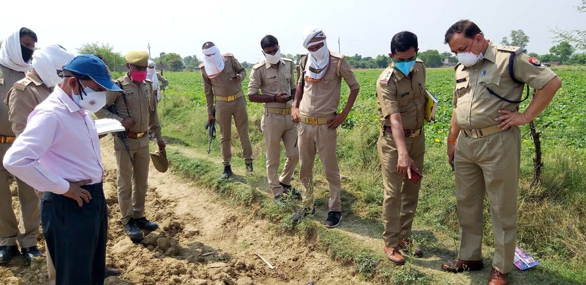 -एसडीएम व सीओ को लाश दिखाते कोतवाल