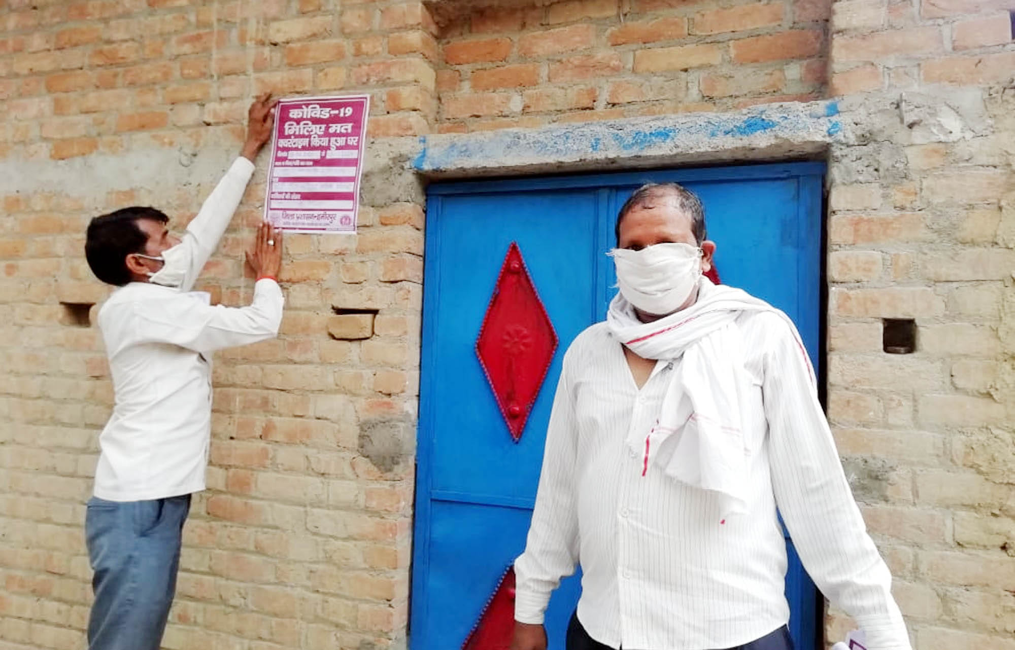 क्योटरा में दुल्हन के आवास पर नोटिस चस्पा करता ग्राम पंचायत सचिव।