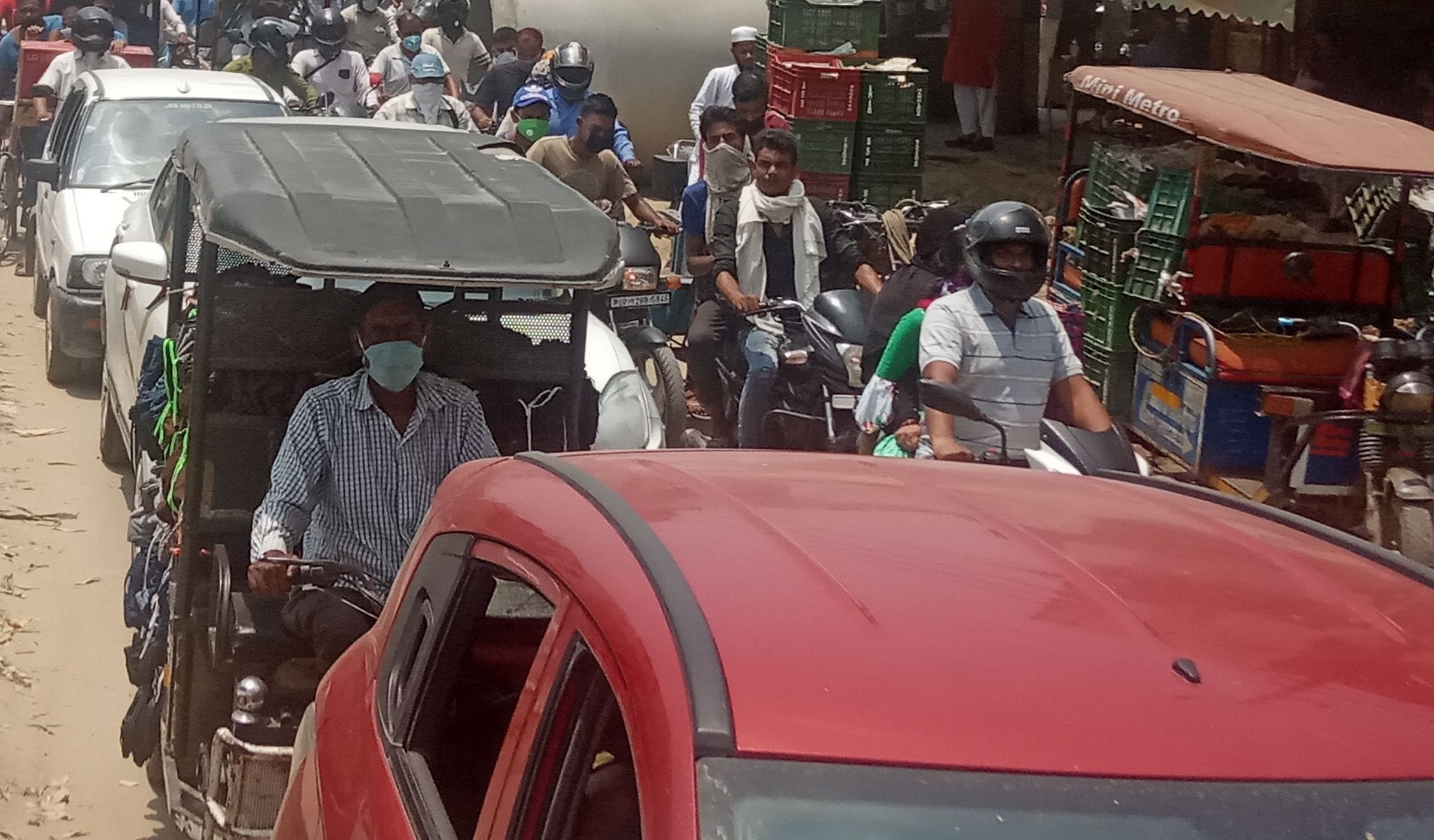 मुजफ्फरनगर में रुड़की रोड पर नावल्टी चौक से अहिल्याबाई चौक तक लगा जाम। मुजफ्फरनगर में रुड़की रोड पर नावल्टी चौक से अहिल्याबाई चौक तक लगा जाम।