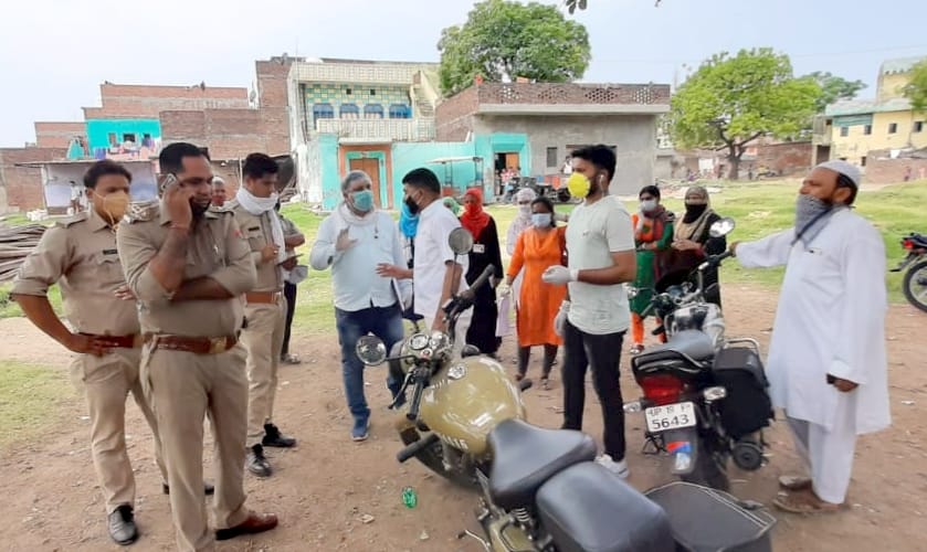 नगीना में मोहल्ला मनिहारी सराय में स्वास्थ्य टीम के विरोध करने पर पहुंची पुलिस।