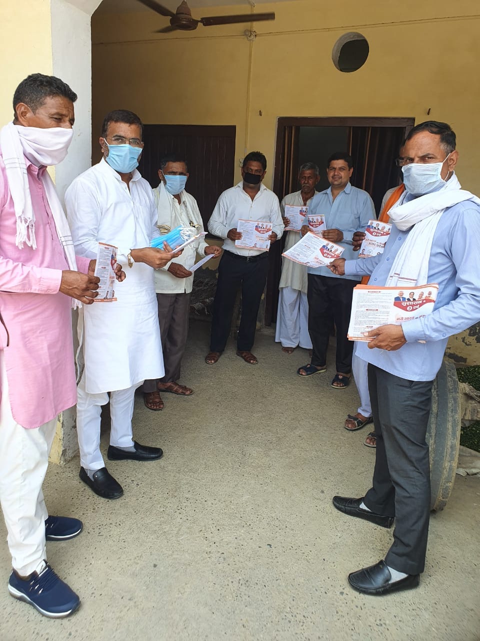 बेहट के मांझीपुर में केंद्र व प्रदेश सरकार की योजनाओं के पत्रक वितरित करते साहब सिंह पुंडीर व अन् बेहट के मांझीपुर में केंद्र व प्रदेश सरकार की योजनाओं के पत्रक वितरित करते साहब सिंह पुंडीर व अन्
