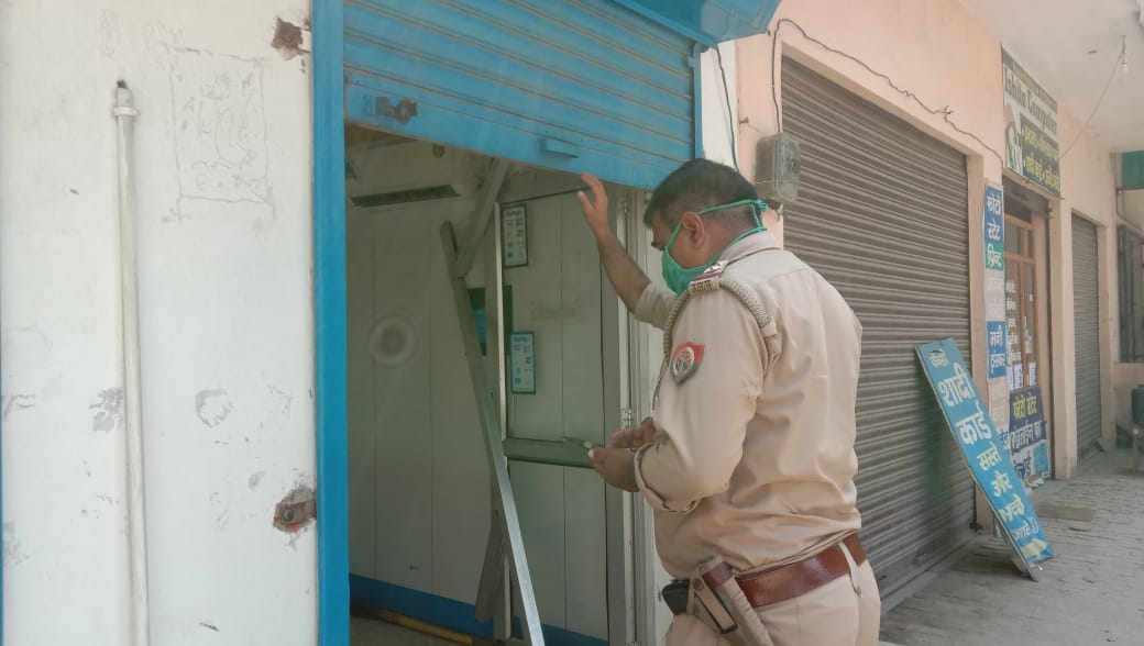 सरसावा में एटीएम मशीन चोरी होने के बाद मौके पर जांच करते प्रभारी निरीक्षक सरसावा में एटीएम मशीन चोरी होने के बाद मौके पर जांच करते प्रभारी निरीक्षक