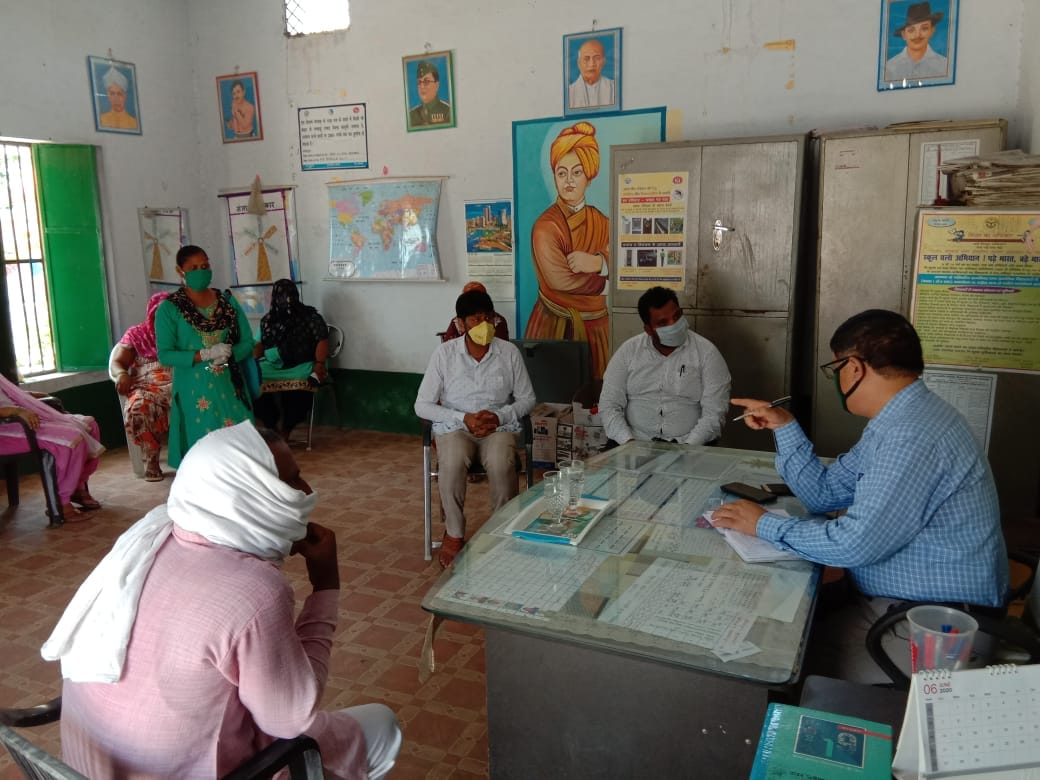 गंगोह के गांव दूधला में नागरिकों को जागरुकता का पाठ पढाते एसडीएम पूरण सिंह