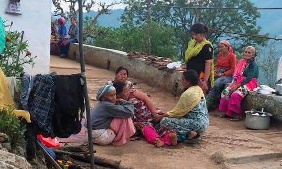 युवक की गोली लगने से हुई मौत के बाद रोते बिखलाते परिजन। संवाद न्यूज एजेंसी युवक की गोली लगने से हुई मौत के बाद रोते बिखलाते परिजन। संवाद न्यूज एजेंसी