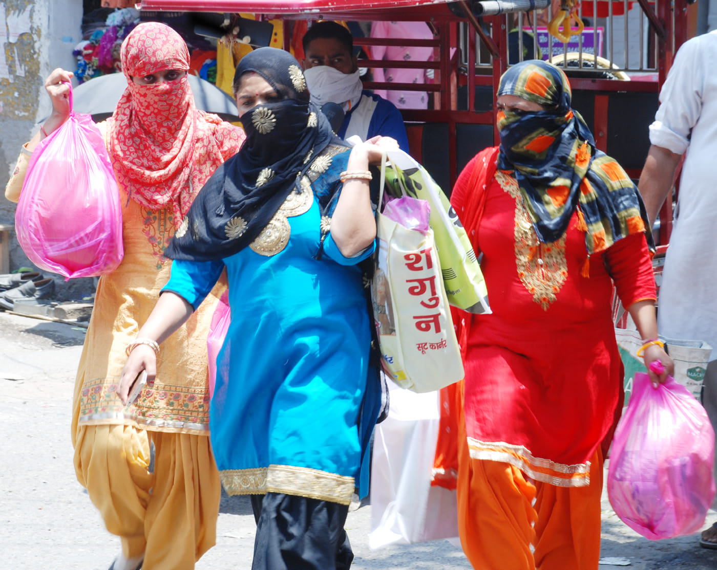 शामली धूप में सामान लेकर गुजरती महिलाएं