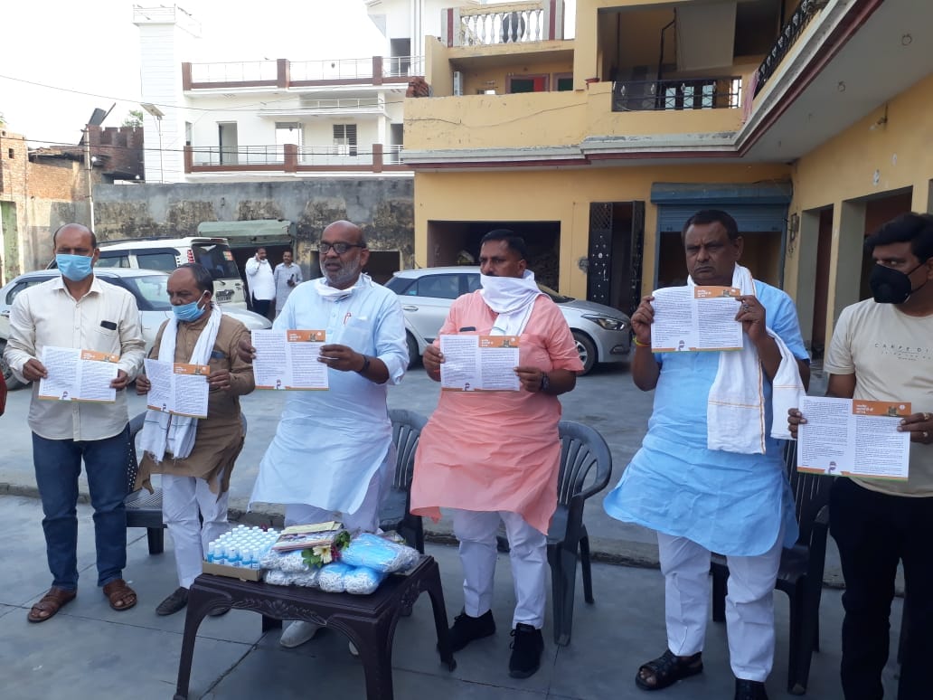 सरसावा में पत्रक दिखाते भाजपा जिलाध्यक्ष डा महेंद्र सैनी सरसावा में पत्रक दिखाते भाजपा जिलाध्यक्ष डा महेंद्र सैनी