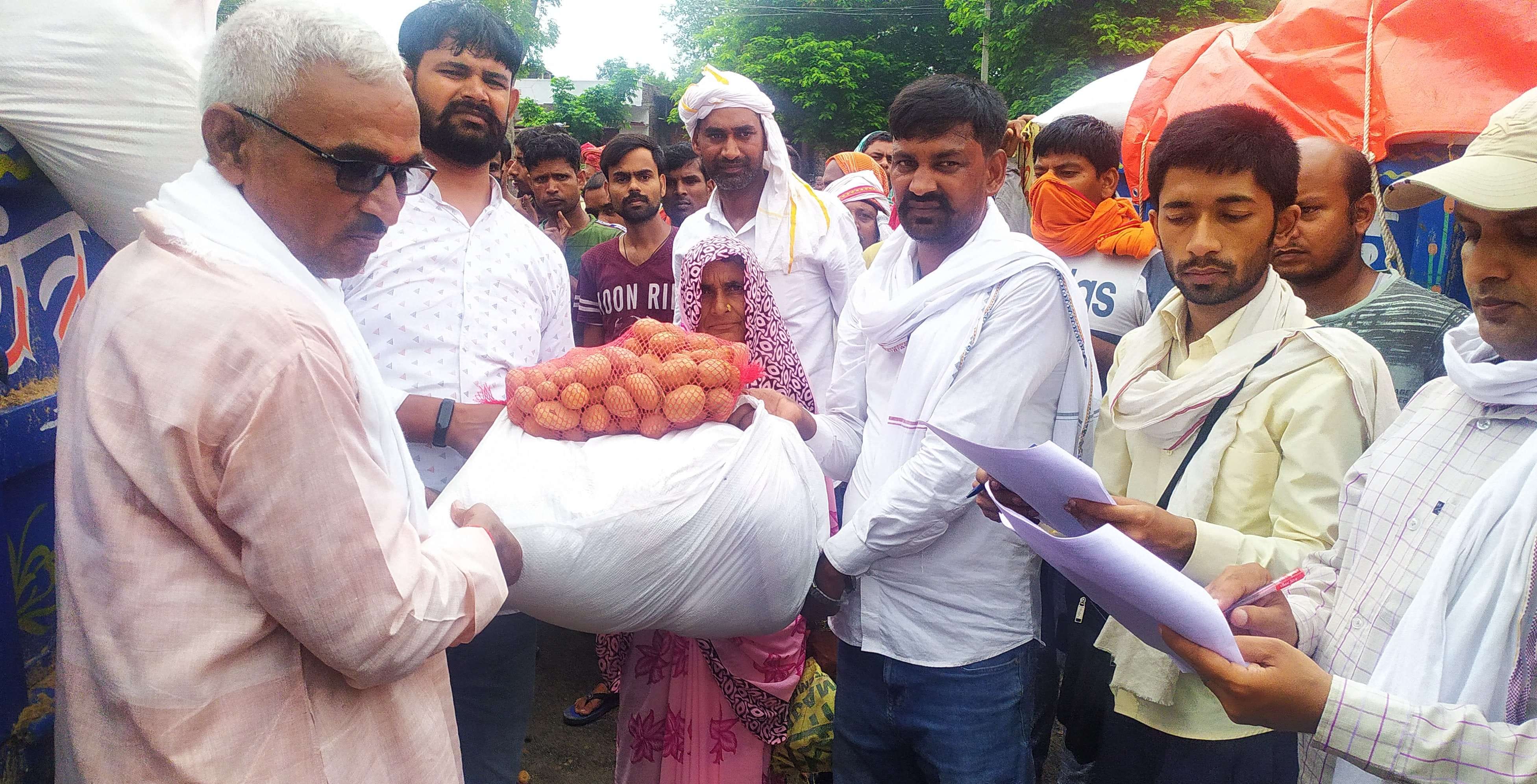 लालगंज क्षेत्र में प्रवासी श्रमिकों को राशन किट देते बैरिया विधायक सुरेंद्र सिंह। लालगंज क्षेत्र में प्रवासी श्रमिकों को राशन किट देते बैरिया विधायक सुरेंद्र सिंह।