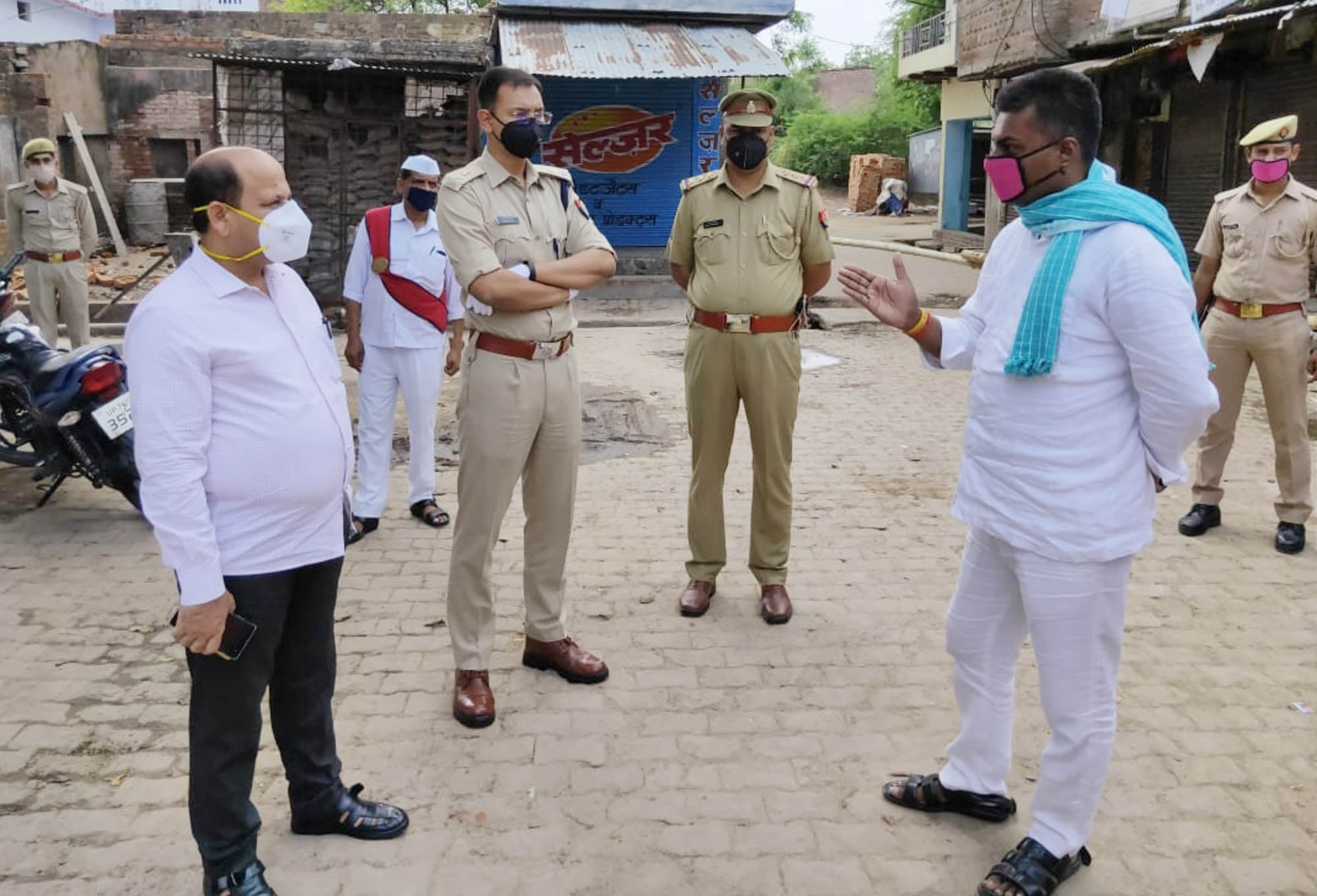 कुरारा के कटेंमेनट जोन मोहल्ले में चेयरमैन से जानकारी लेते डीएम व एसपी कुरारा के कटेंमेनट जोन मोहल्ले में चेयरमैन से जानकारी लेते डीएम व एसपी