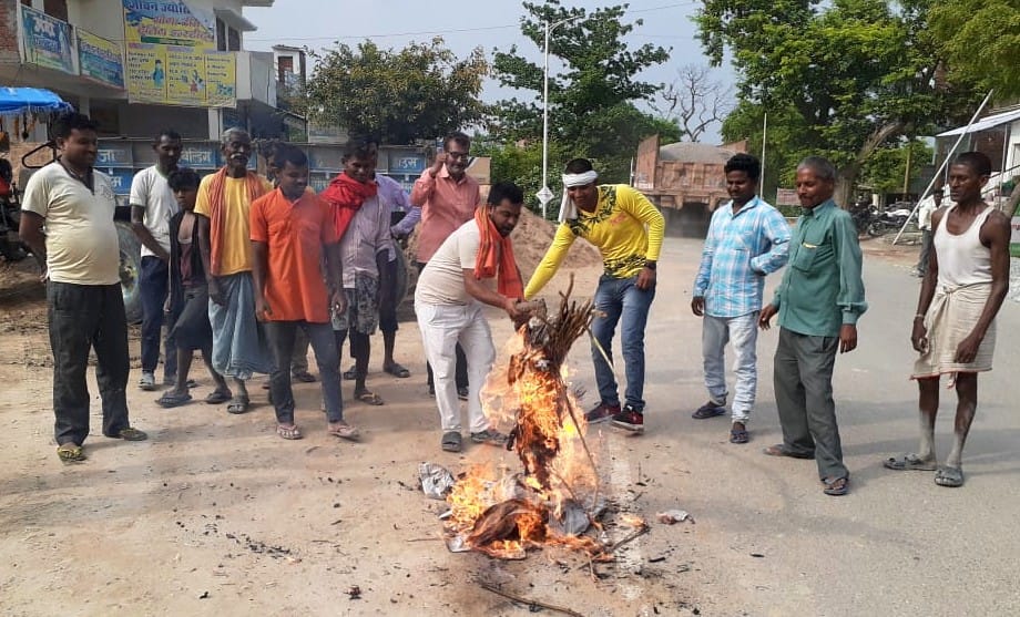 अम्बारी क्षेत्र में चीन का पुतला फूंकते लोग।