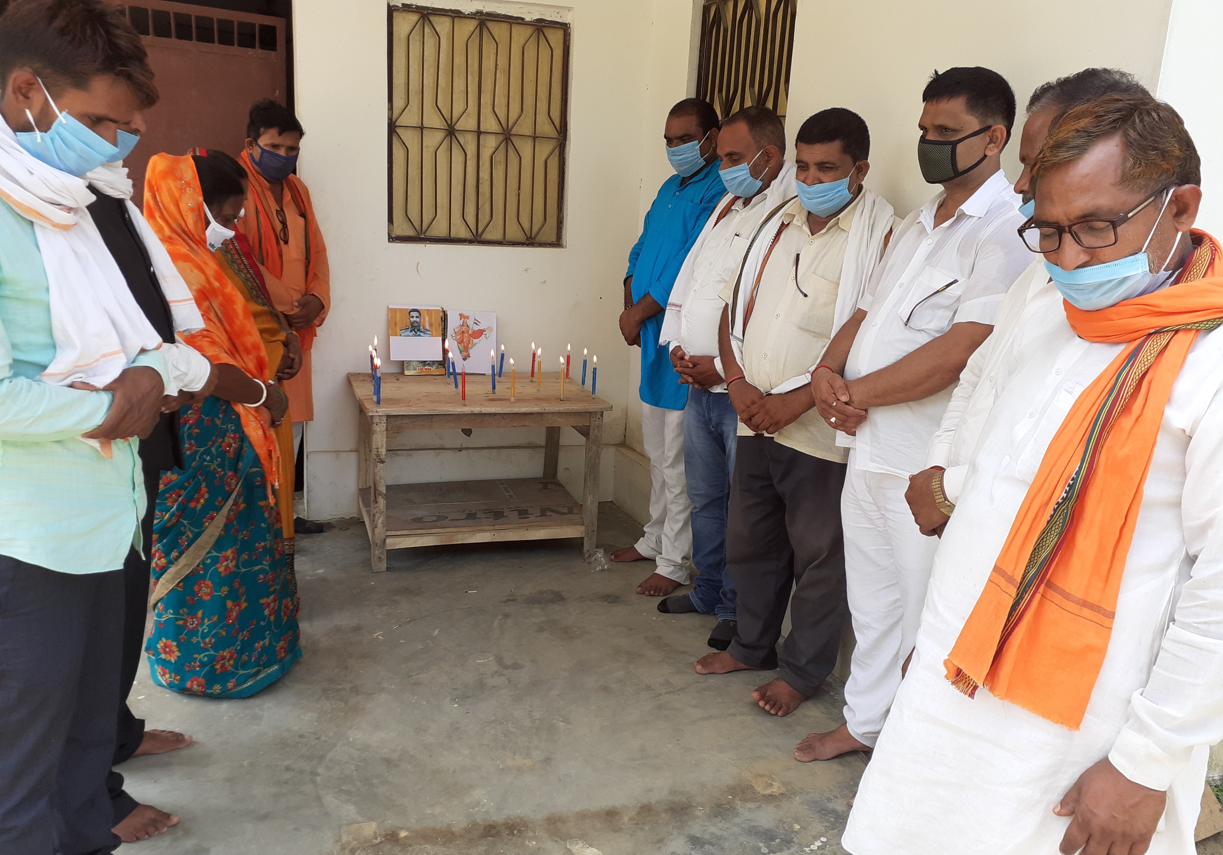 अहरौला मे चीन के सीमा पर शहीद जवानों को श्रद्धांजलि देते भाजपा कार्यकर्ता।