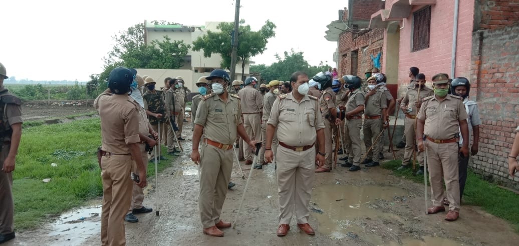गहमर थाना क्षेत्र के गोडसरा गांव में दो समुदायों के बीच हुए संघर्ष के बाद लगी पुलिस फोर्स।