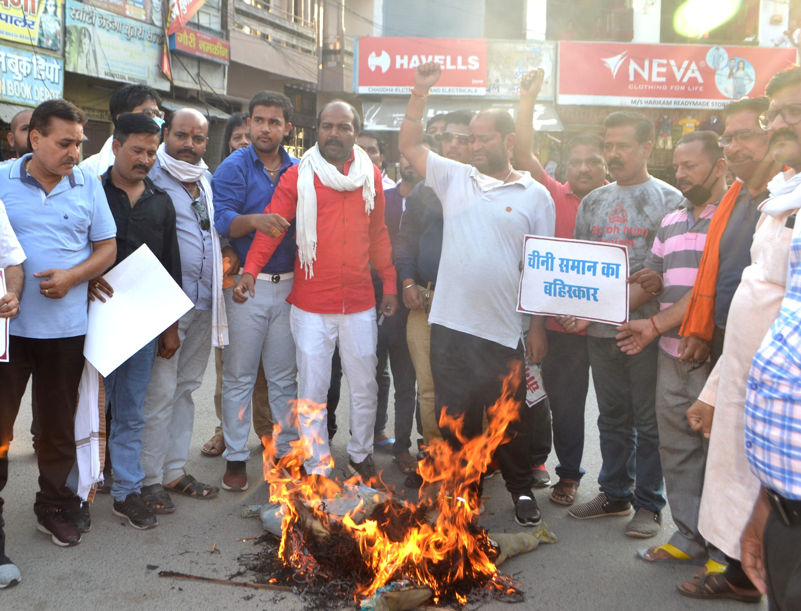सीपरी बाजार व्यापार मंडल चीन की हरकतों के विरोध अत्री चौराहा पर चीन का पुतला फूंका। संवाद न्यूज ? सीपरी बाजार व्यापार मंडल चीन की हरकतों के विरोध अत्री चौराहा पर चीन का पुतला फूंका। संवाद न्यूज ?
