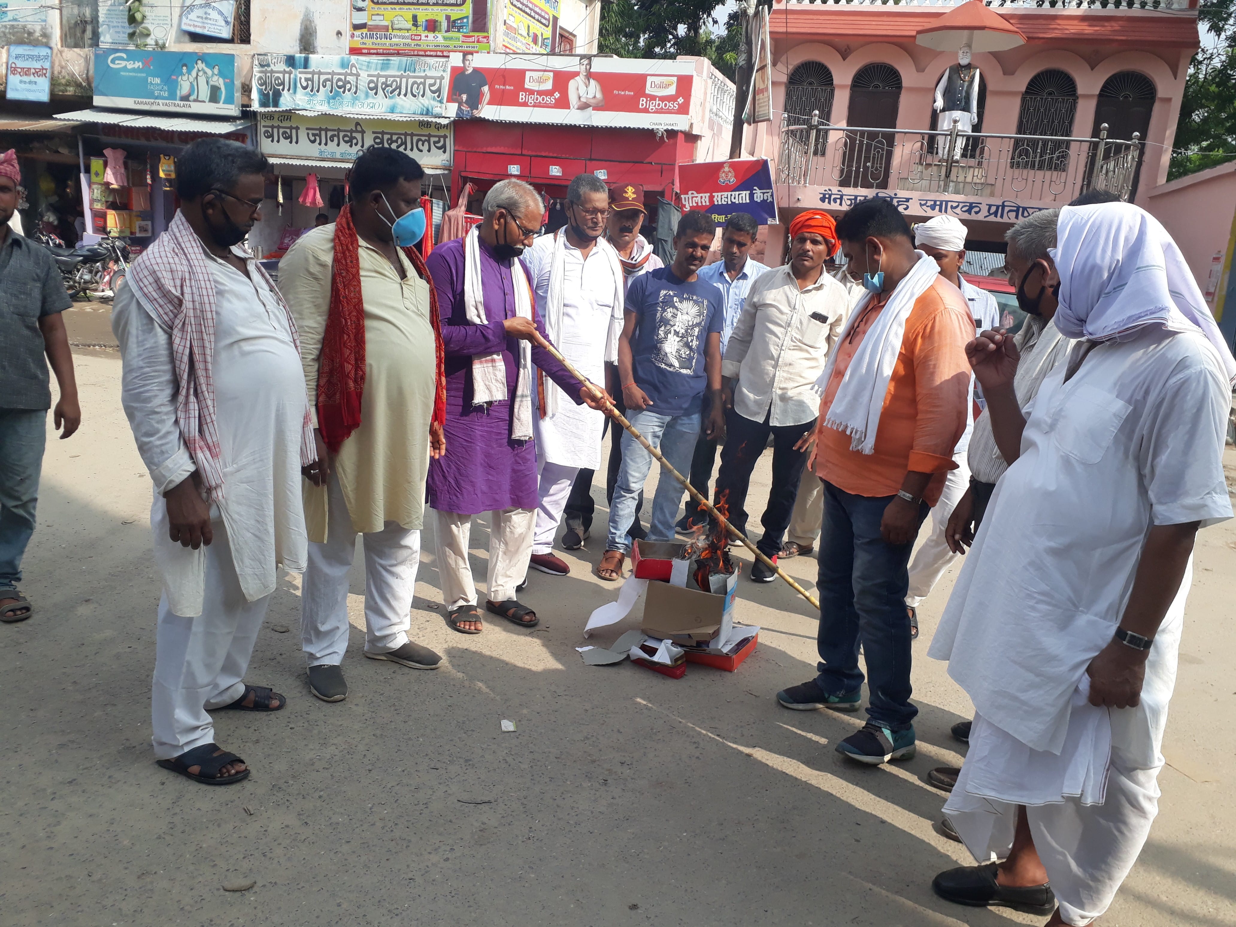 पूर्व सैनिक संगठन ने बैरिया त्रिमुहानी पर चीन का पुतला फूंका। पूर्व सैनिक संगठन ने बैरिया त्रिमुहानी पर चीन का पुतला फूंका।