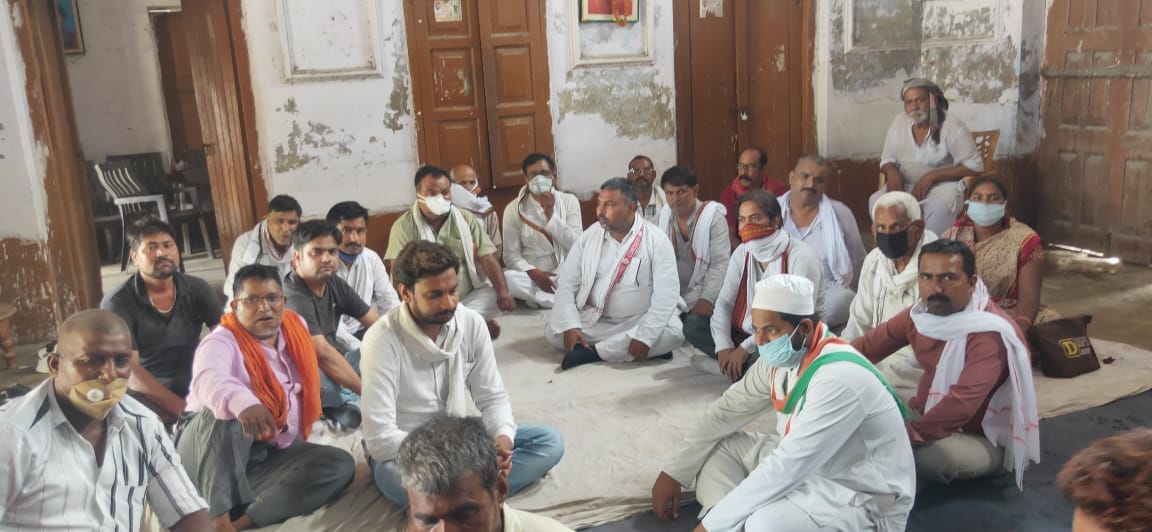 चाइना बार्डर पर हुई झड़प में भारतीय सैनिकों की शहादत पर मौन रखते कांग्रेस के कार्यकर्ता। चाइना बार्डर पर हुई झड़प में भारतीय सैनिकों की शहादत पर मौन रखते कांग्रेस के कार्यकर्ता।