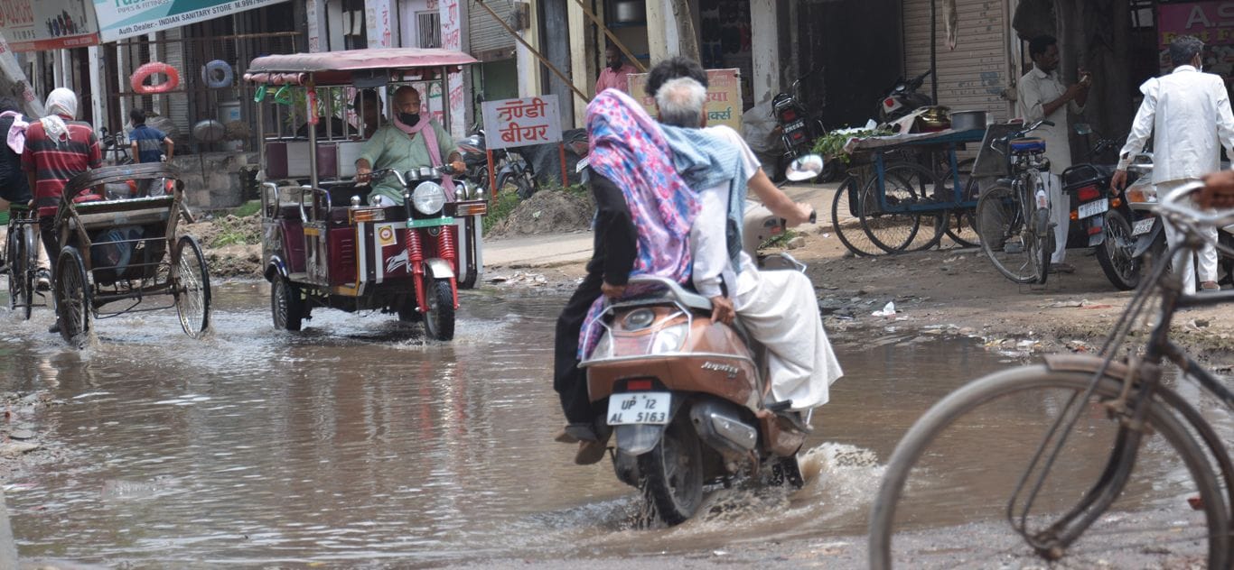 सुभाष नगर में नाले के पानी से हुए जलभराव से गुजरते वाहन। सुभाष नगर में नाले के पानी से हुए जलभराव से गुजरते वाहन।