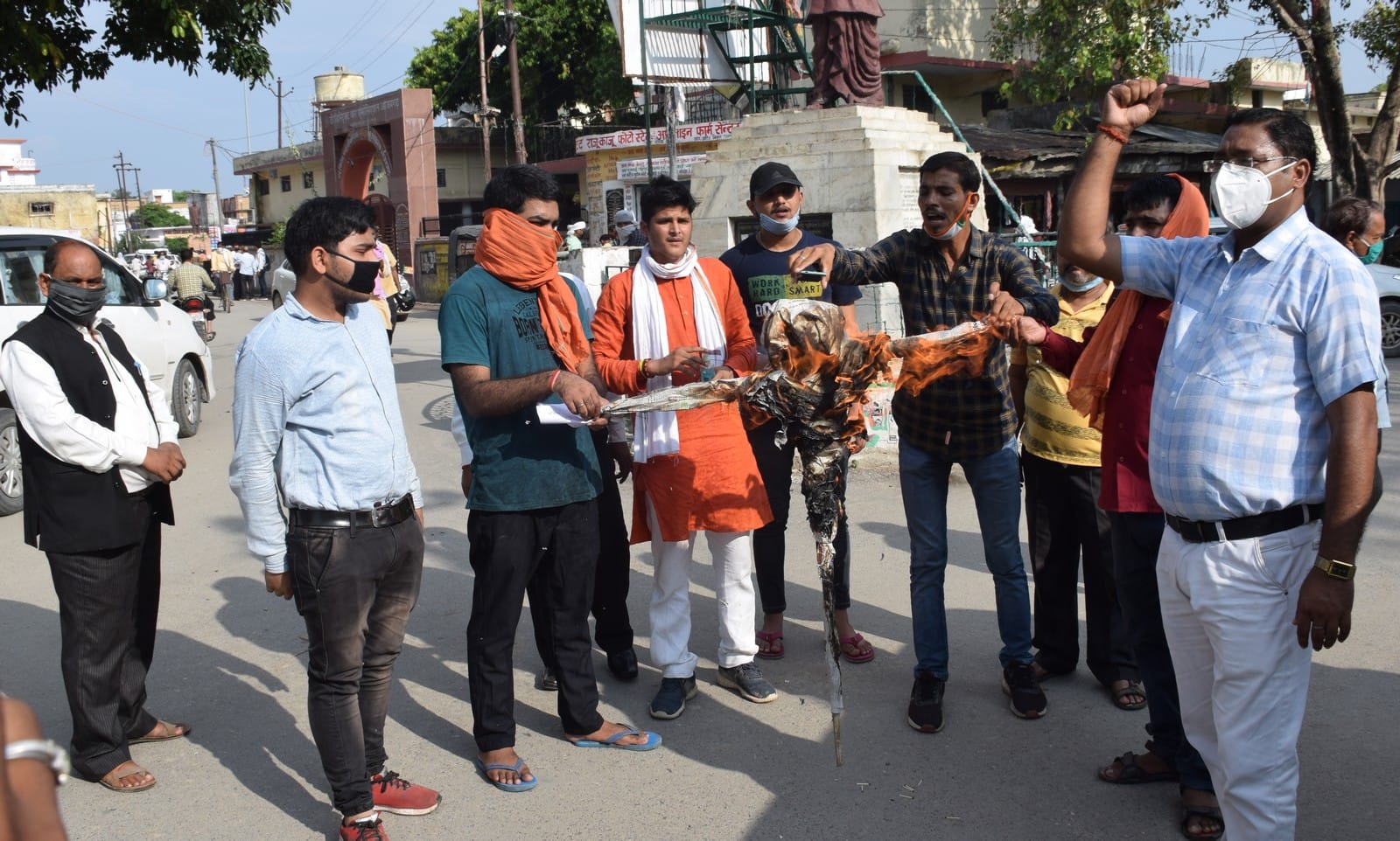 कलेक्ट्रेट पर चीन का पूतला फूंकते एबीवीपी के कार्यकर्ता।