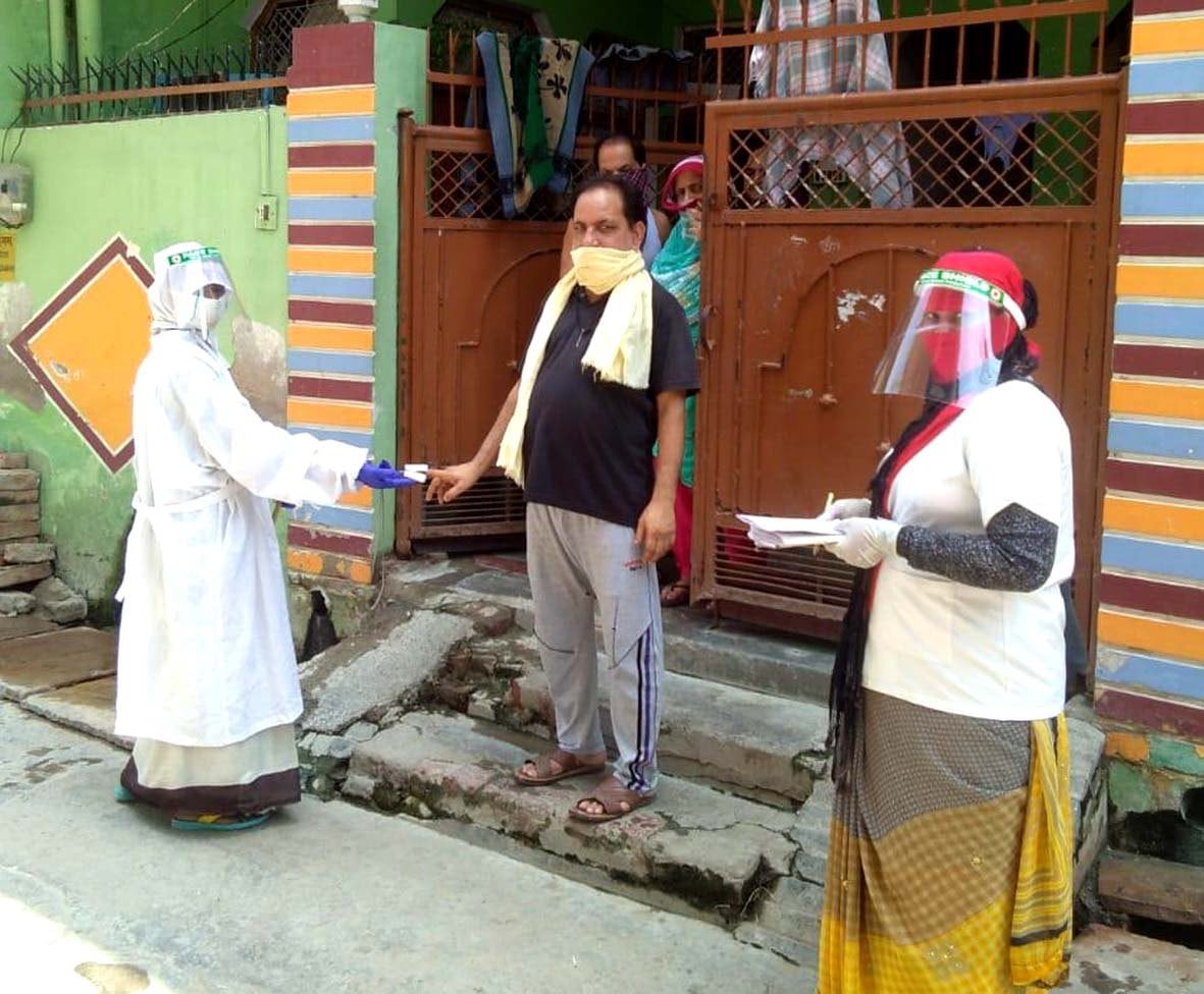 कोंच के जवाहर नगर में सर्वे करती स्वास्थ्य विभाग की टीम कोंच के जवाहर नगर में सर्वे करती स्वास्थ्य विभाग की टीम